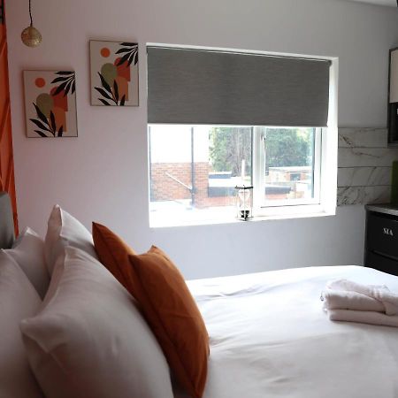 Pe2 Suites: Private Rooms with Kitchenettes for Flexible Stays Peterborough Exterior photo