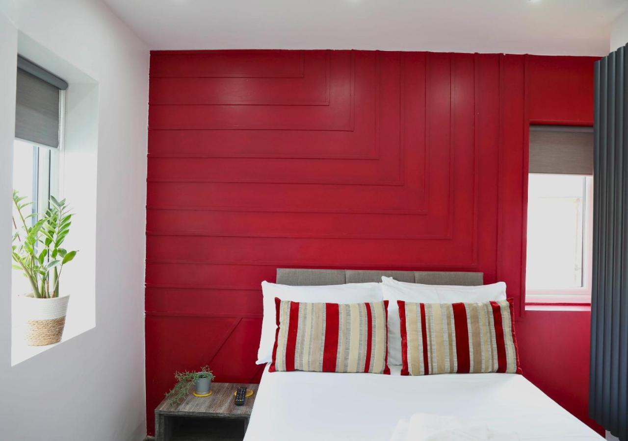 Pe2 Suites: Private Rooms with Kitchenettes for Flexible Stays Peterborough Exterior photo