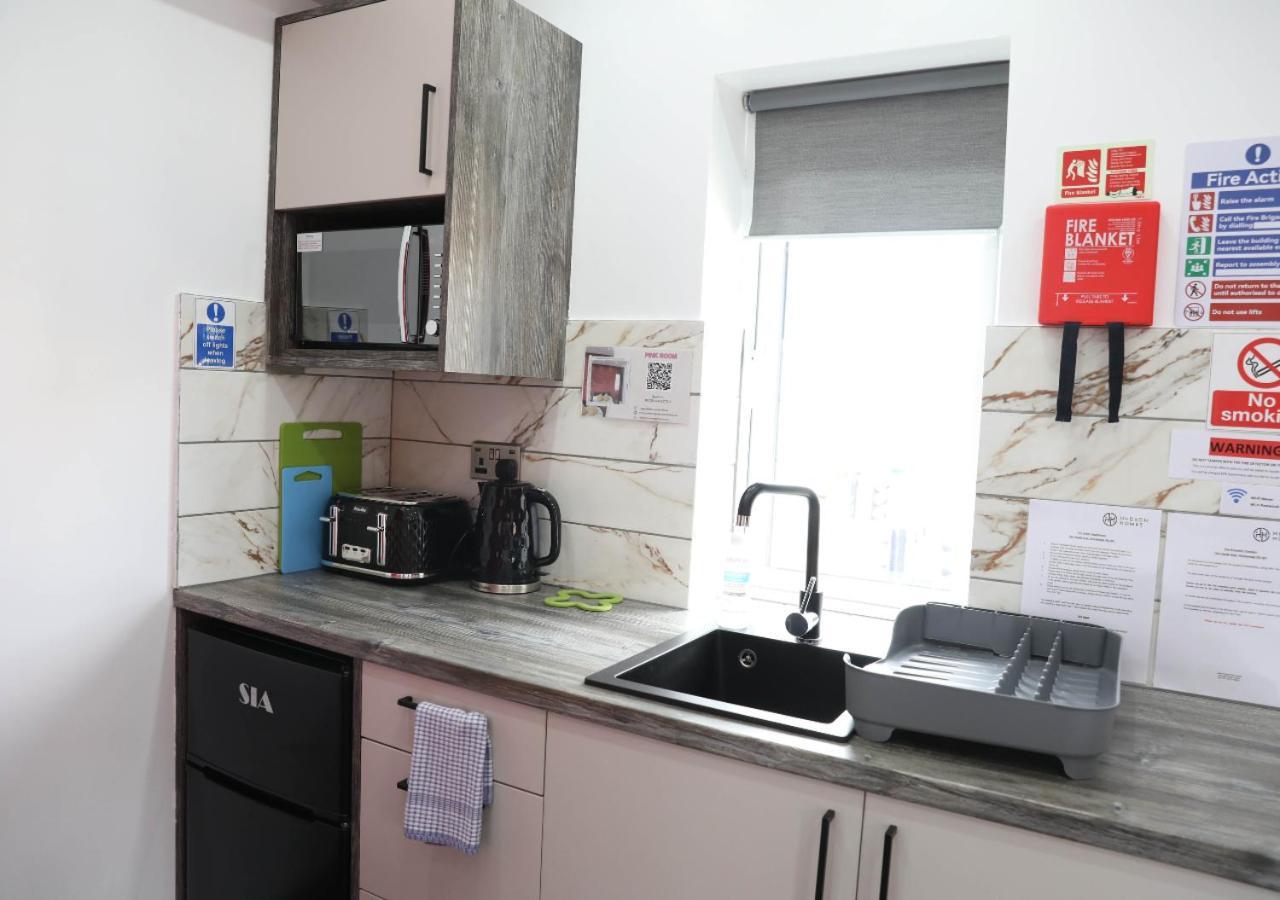Pe2 Suites: Private Rooms with Kitchenettes for Flexible Stays Peterborough Exterior photo