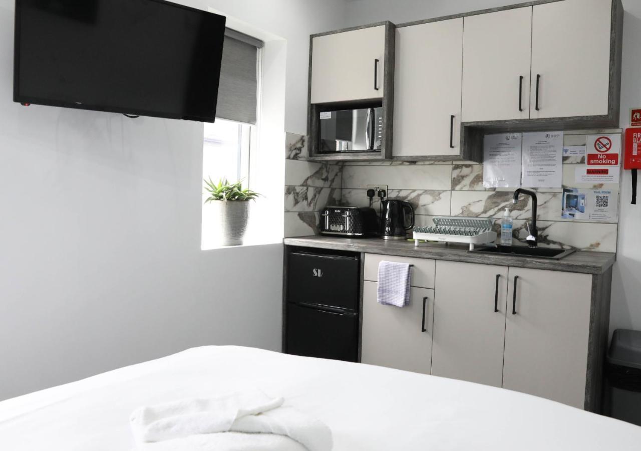 Pe2 Suites: Private Rooms with Kitchenettes for Flexible Stays Peterborough Exterior photo