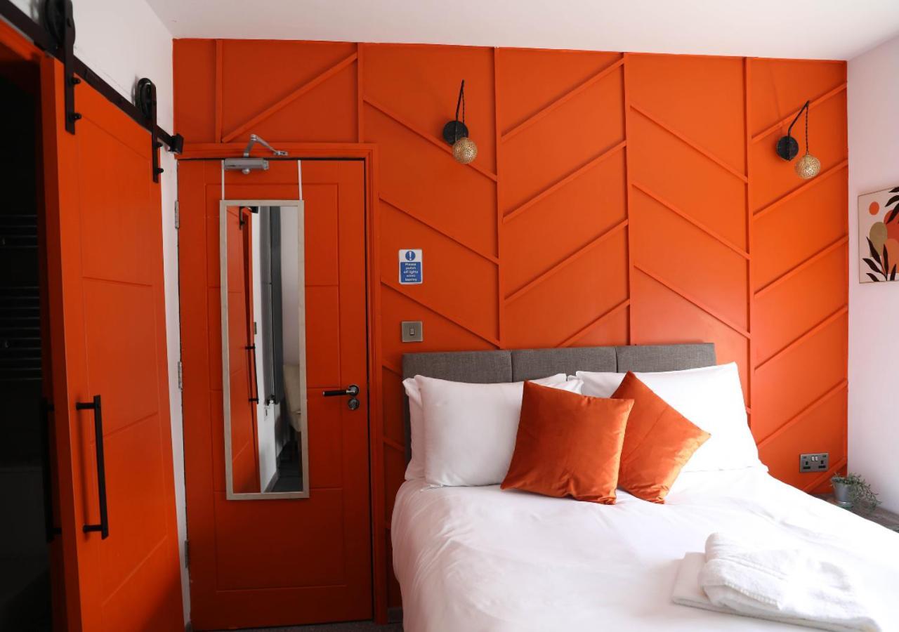 Pe2 Suites: Private Rooms with Kitchenettes for Flexible Stays Peterborough Exterior photo