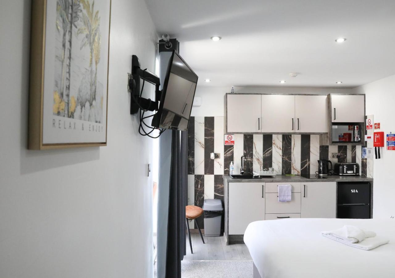 Pe2 Suites: Private Rooms with Kitchenettes for Flexible Stays Peterborough Exterior photo