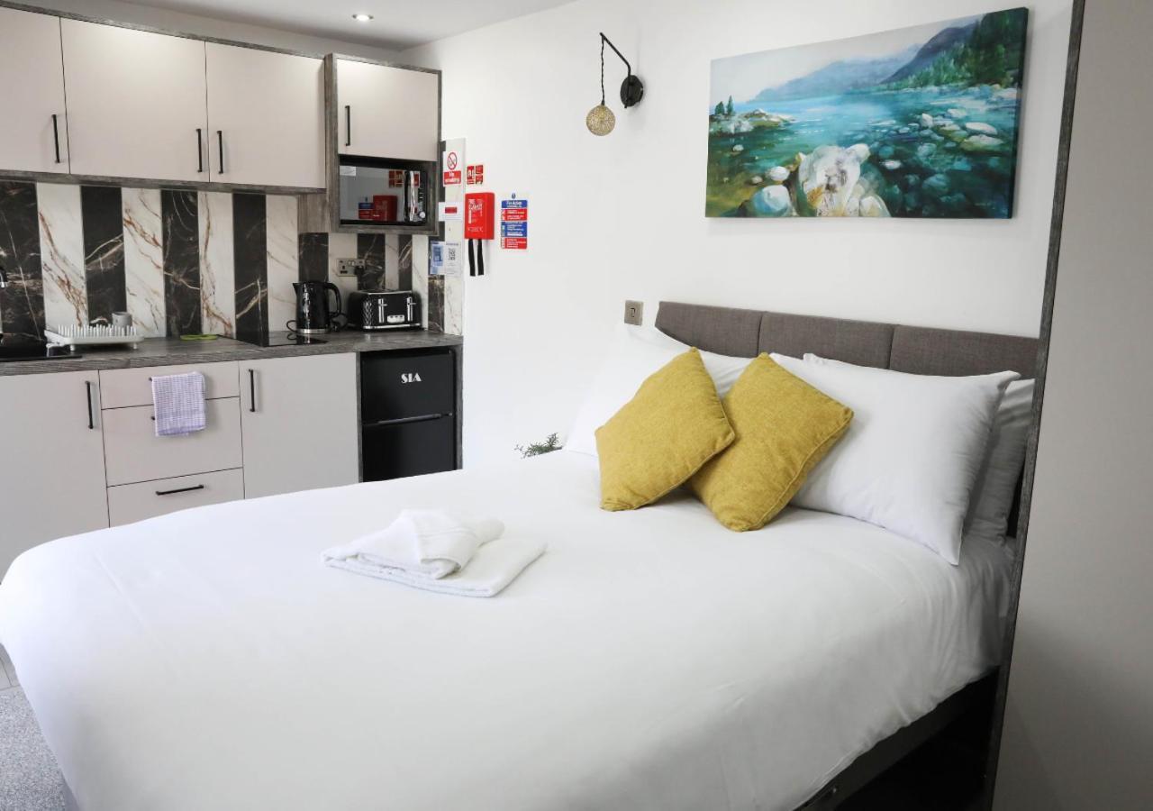 Pe2 Suites: Private Rooms with Kitchenettes for Flexible Stays Peterborough Exterior photo