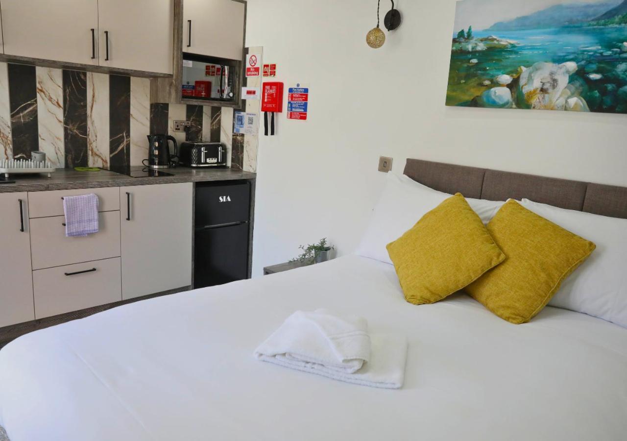 Pe2 Suites: Private Rooms with Kitchenettes for Flexible Stays Peterborough Exterior photo