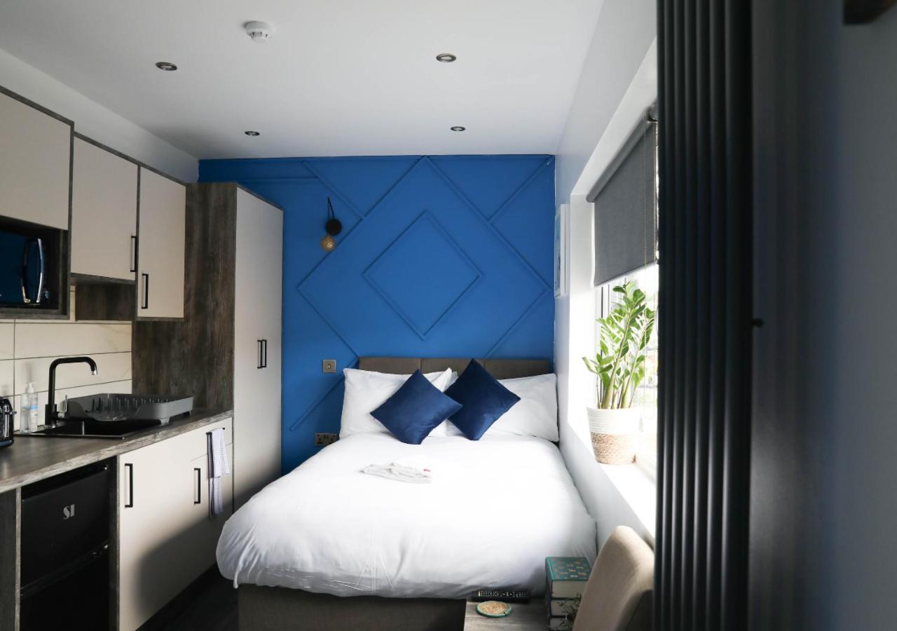 Pe2 Suites: Private Rooms with Kitchenettes for Flexible Stays Peterborough Exterior photo