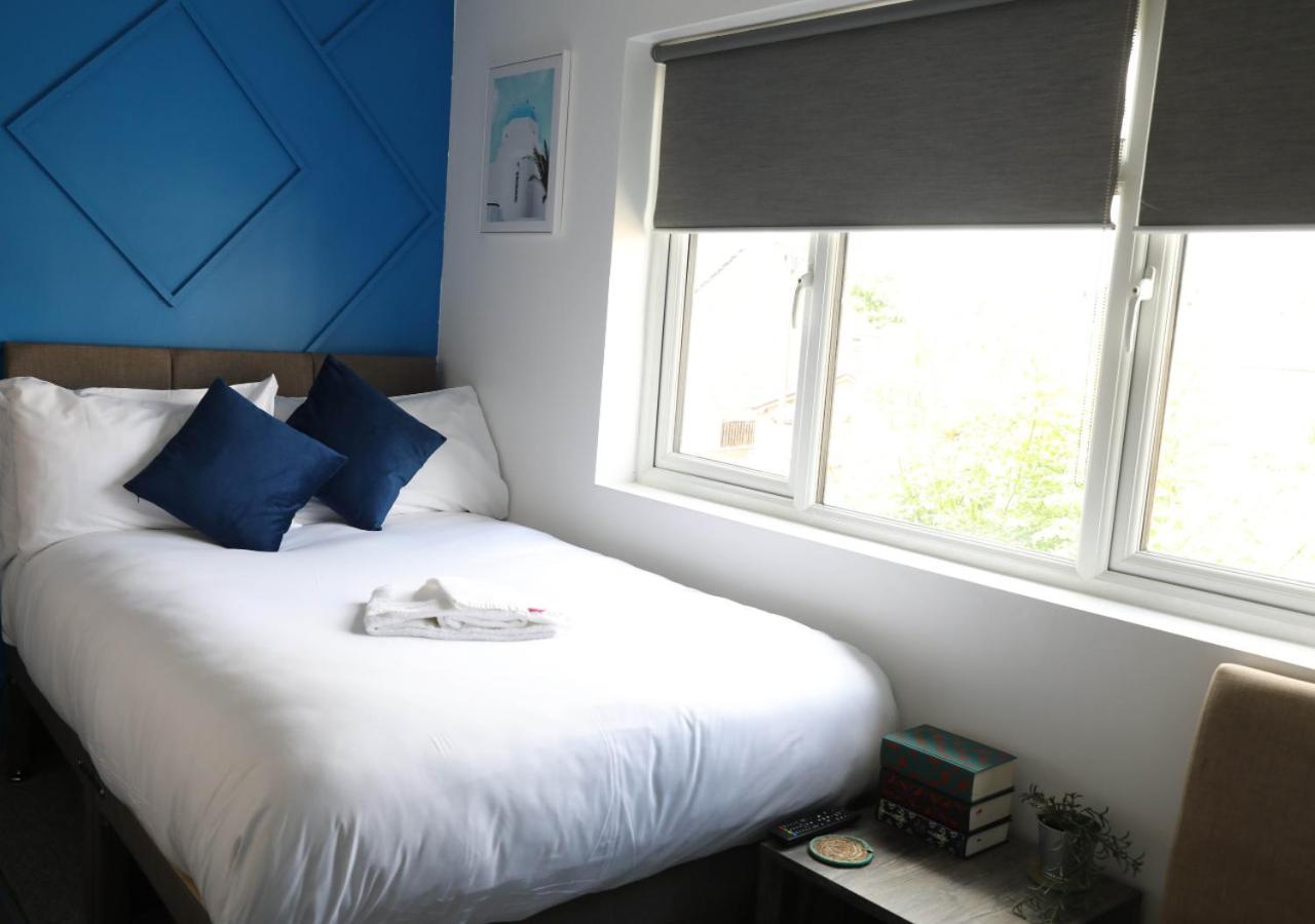 Pe2 Suites: Private Rooms with Kitchenettes for Flexible Stays Peterborough Exterior photo